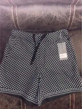 VRST Resort Shorts Men’s Small Black Print 6” NWT Performance Shorts